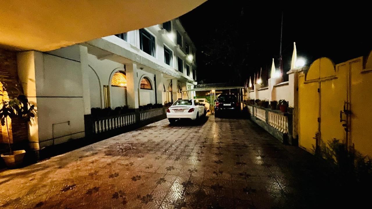 Hotel International Srinagar Exterior photo